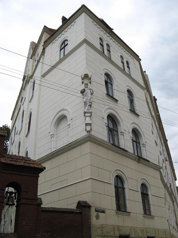 Izuminka V Centre Goroda Leopoli Esterno foto